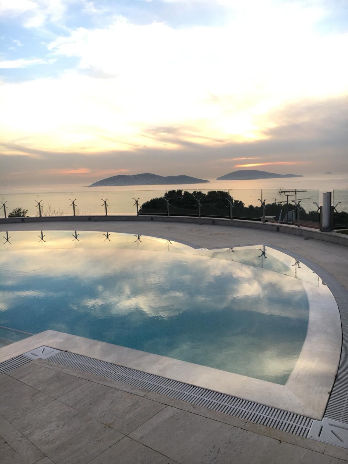Incredible mansion in Istanbul for sale with panoramic sea and island views in Kartal