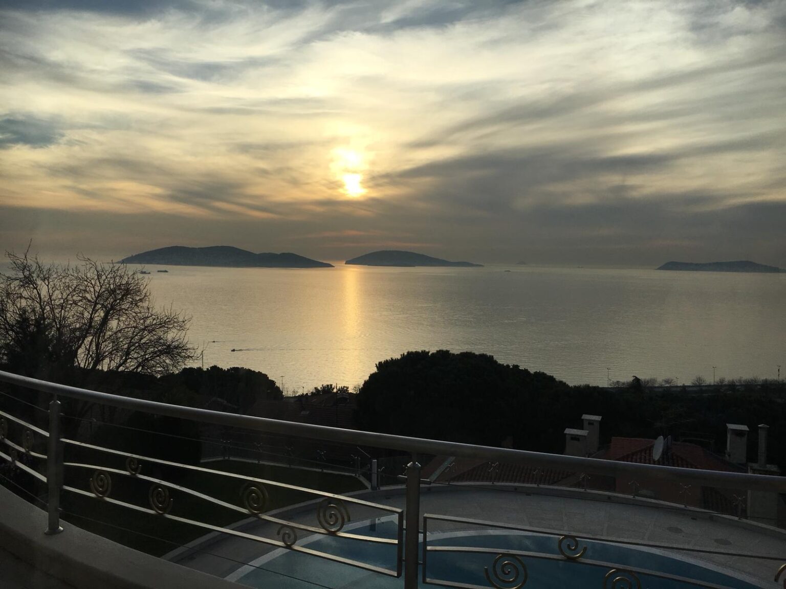 Incredible mansion in Istanbul for sale with panoramic sea and island views in Kartal