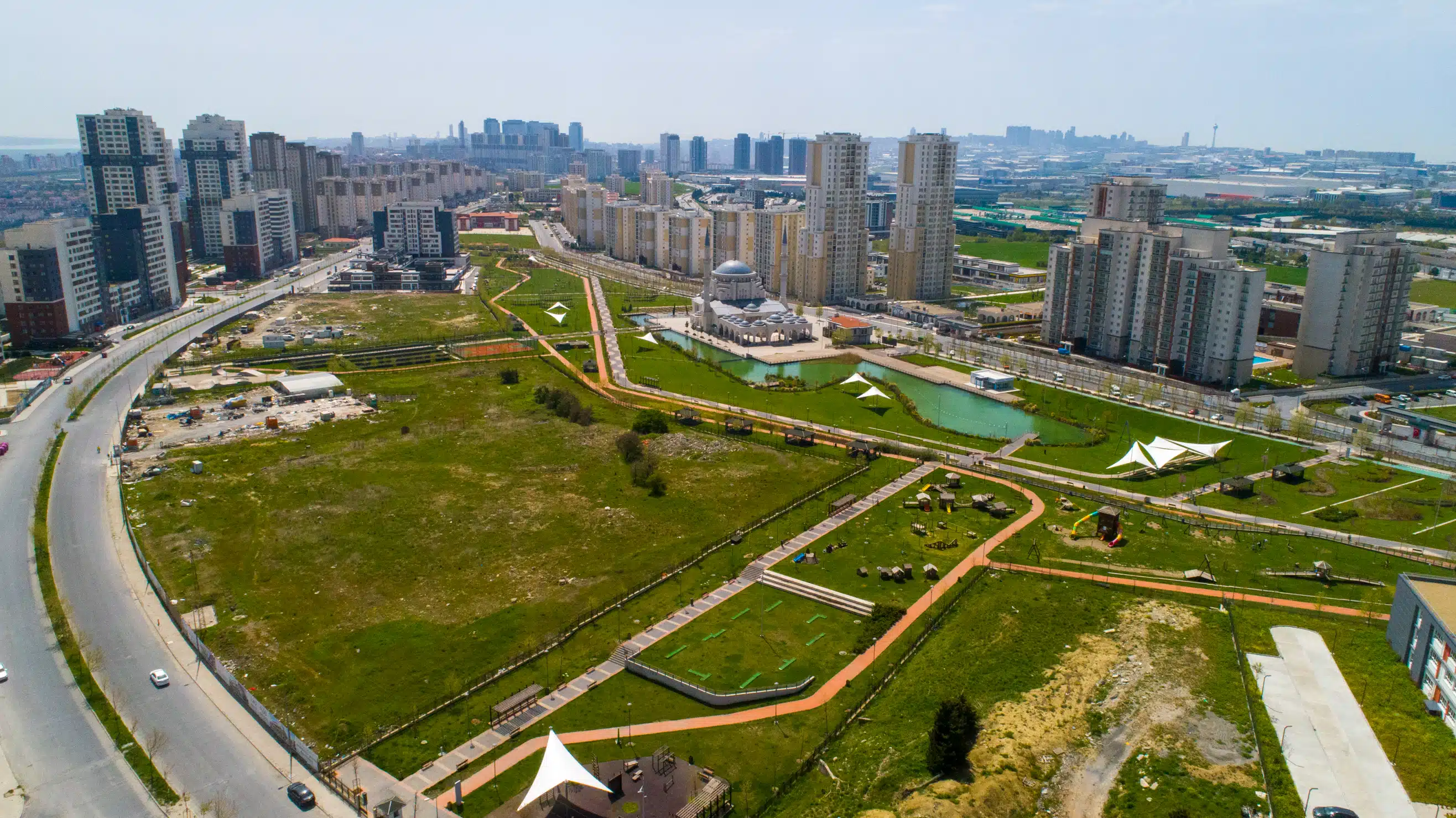 Townhouses in green Bahcesehir