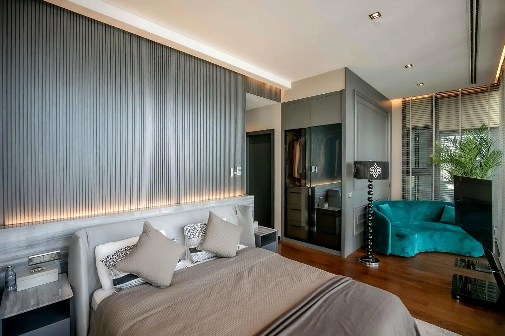 Exclusive Apartment with Panoramic Bosphorus Views from a Luxury Skyscraper in Besiktas