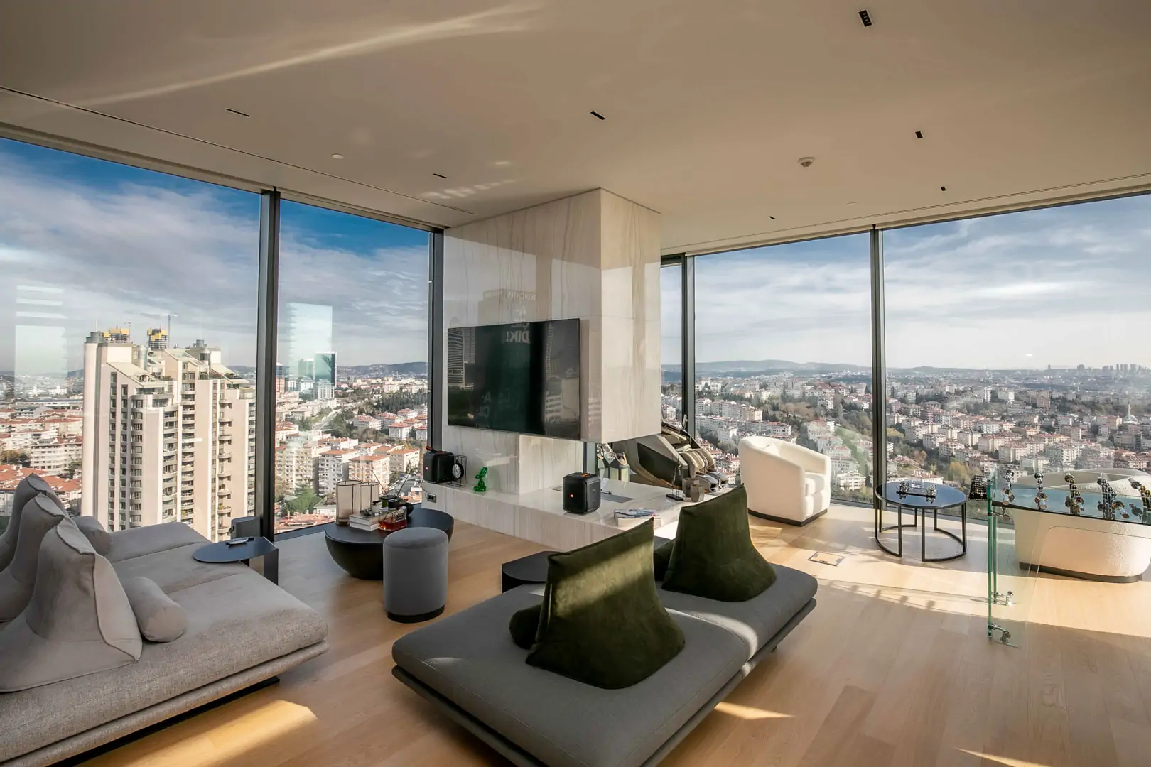 Exclusive Apartment with Panoramic Bosphorus Views from a Luxury Skyscraper in Besiktas