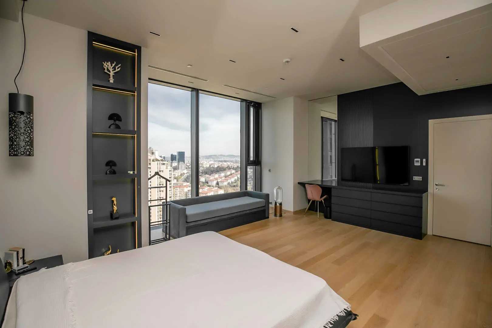 Exclusive Apartment with Panoramic Bosphorus Views from a Luxury Skyscraper in Besiktas