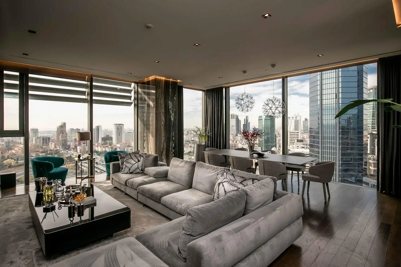 Exclusive Apartment with Panoramic Bosphorus Views from a Luxury Skyscraper in Besiktas